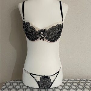 Victoria Secrete sexy Women's Lingerie Set Top is 32D bottom XS/TP